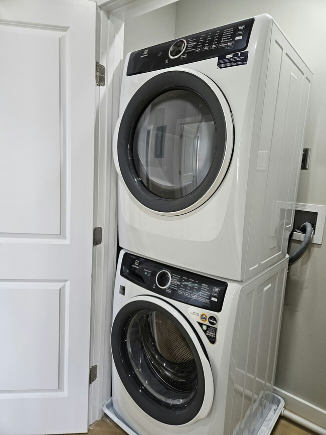 Building Photo - 1487 5th Ave