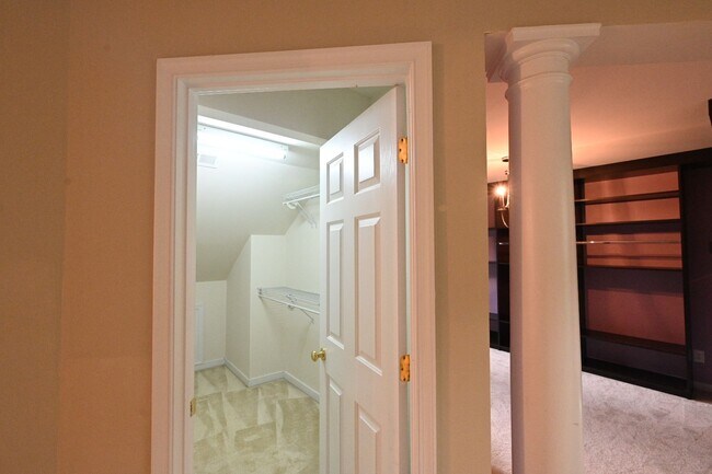 Building Photo - Gorgeous Charter Colony Cul-de-Sac Home: 4 Bed, 2.5 Bath Home with Screened-In Porch