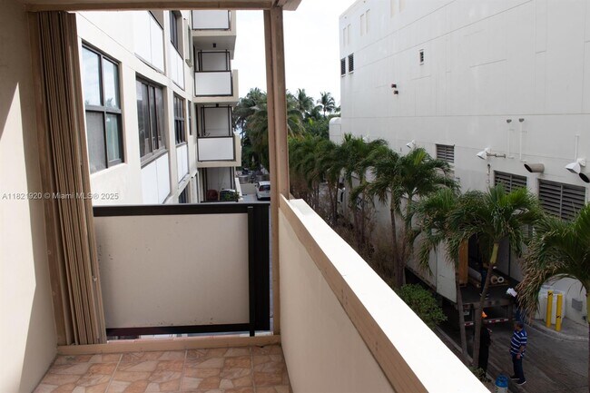 Building Photo - 1621 Collins Ave