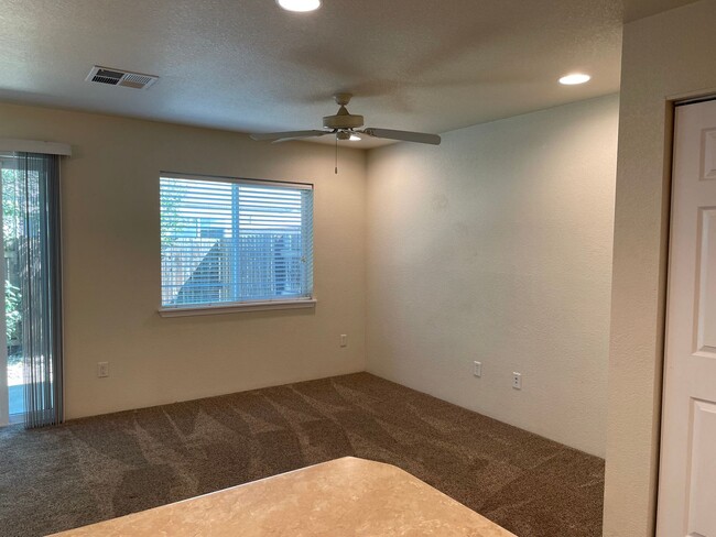 Building Photo - ***Holiday Move-In Special $500 Off First Months Rent*** Very Nice 3 Bedroom 2.5 Bathroom Townhom...