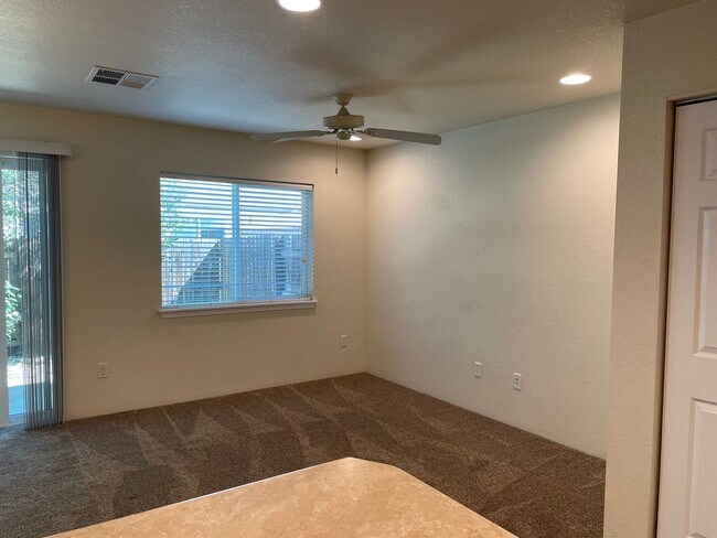 Building Photo - Very Nice 3 Bedroom 2.5 Bathroom Townhome ...