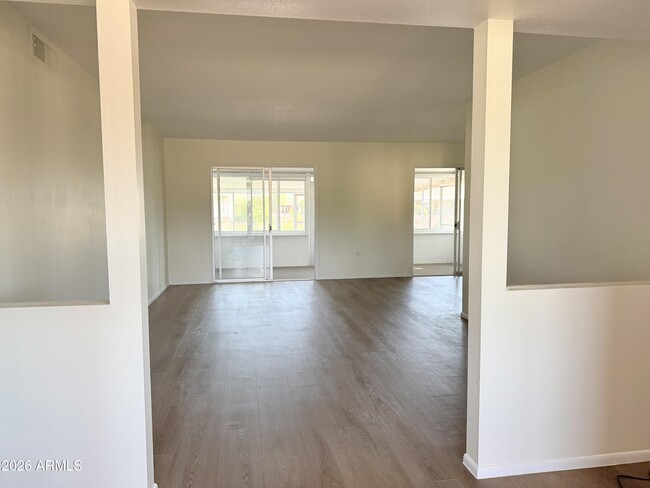 Building Photo - 10217 W Mission Ln