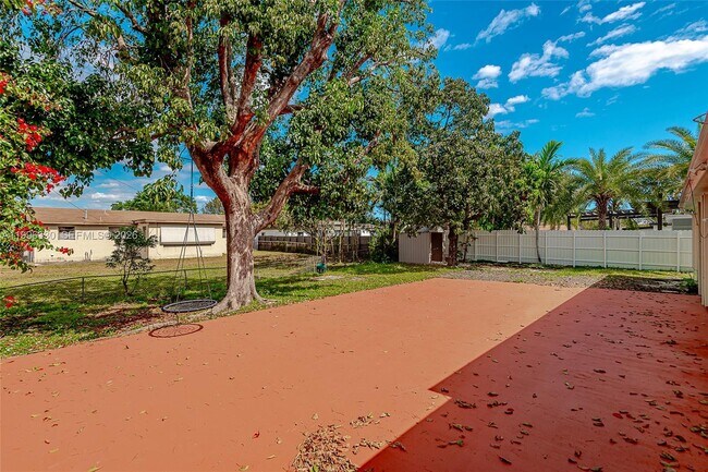 Building Photo - 2545 NE 207th St