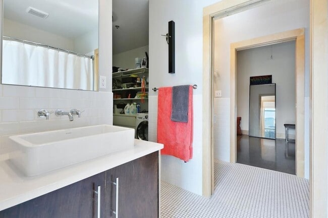 Building Photo - 345 N 6th Ave