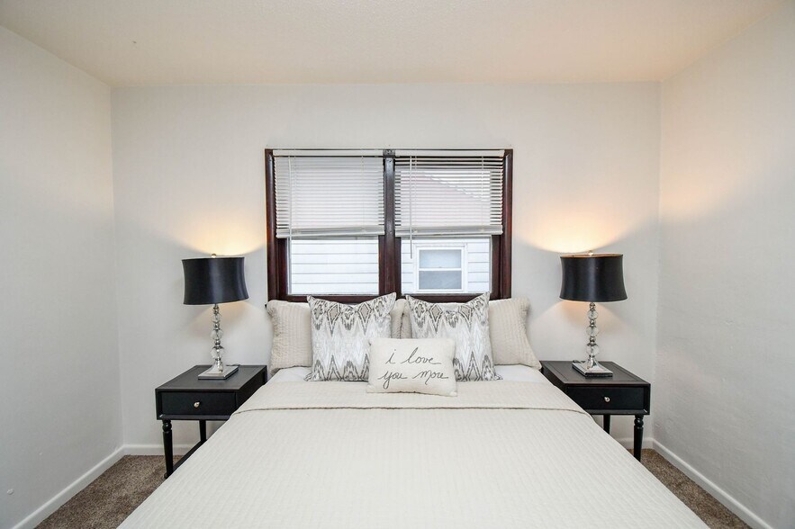 Building Photo - 306 S Chicago Ave