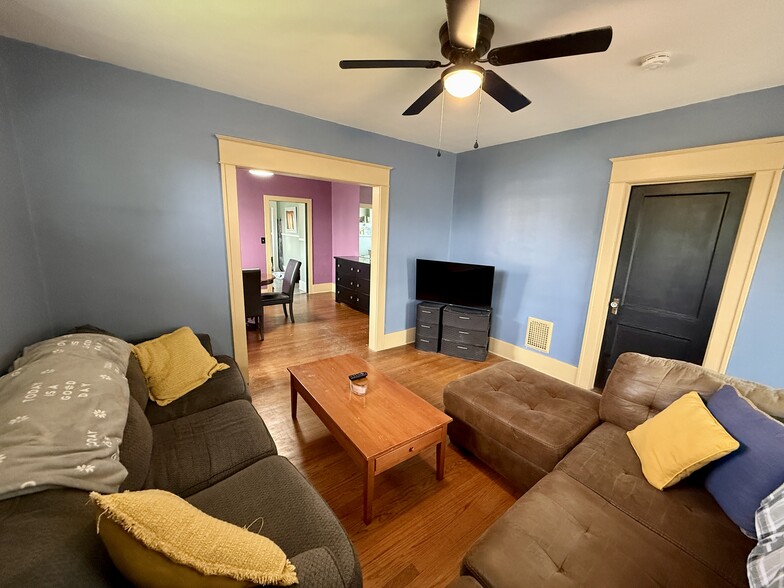living room - 1005 Kellogg Ave