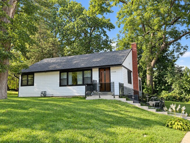 Building Photo - 21334 W Pepper Dr