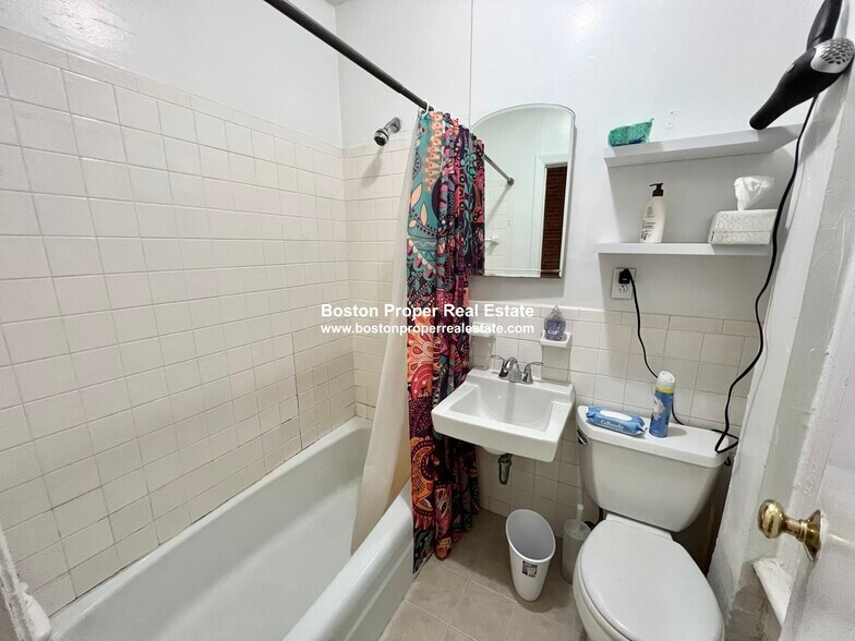 Building Photo - 104 Saint Botolph St