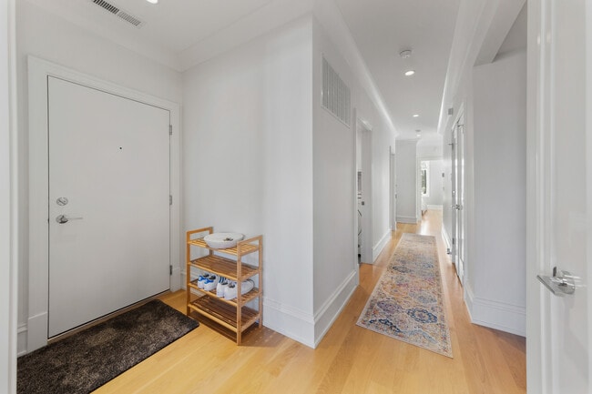 Building Photo - 736 W Melrose St