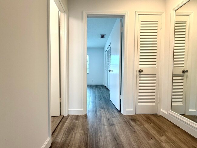 Building Photo - 413 N Cypress Dr