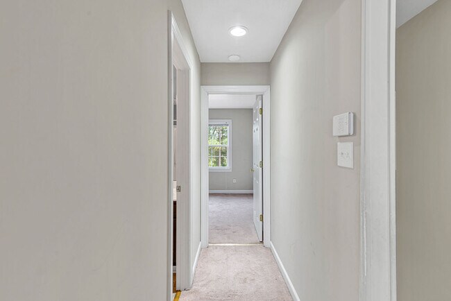 Building Photo - 300 Streamwood Dr