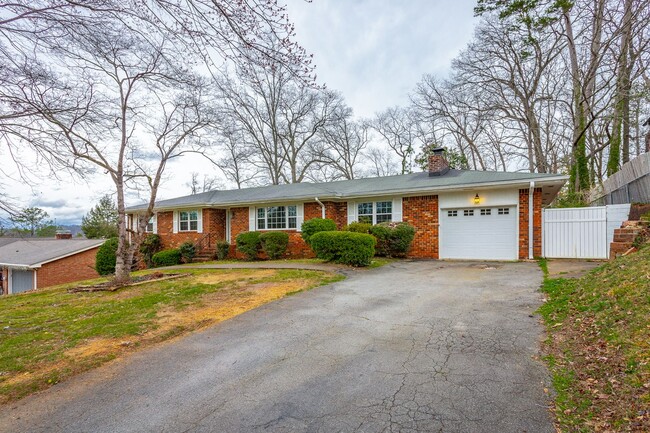 Building Photo - 3 Bedroom 2 Bath in East Brainerd