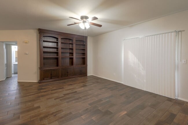 Building Photo - 2 Bedroom Condo In Guard Gated Summerlin C...