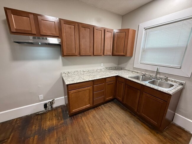 Building Photo - Updated and Spacious 3-4 Bedroom, 2 Story Home Located on North Side of Youngstown