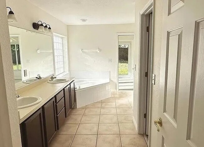 Building Photo - 826 Berry Hill Cir