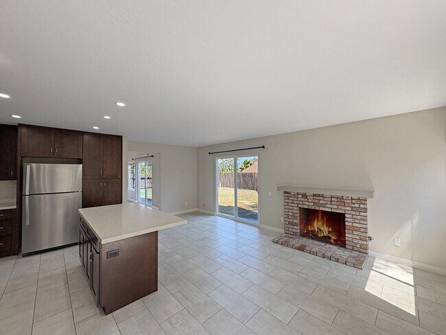 Building Photo - Spacious 4B/3BA Rancho Bernardo Home with ...