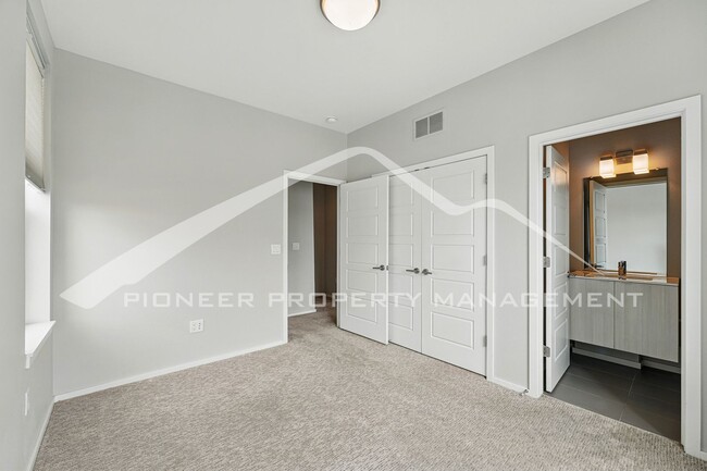 Building Photo - Spacious Home with Washer/Dryer and Mountain Views