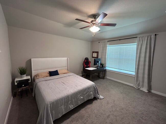 Building Photo - 1601 Fenton Hl Dr