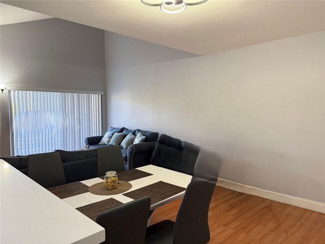 Building Photo - 9725 Fontainebleau Blvd