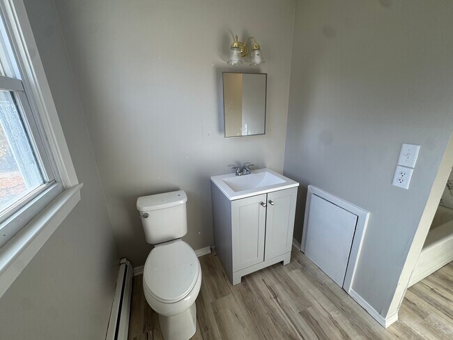 Building Photo - 2215 Saratoga Ave