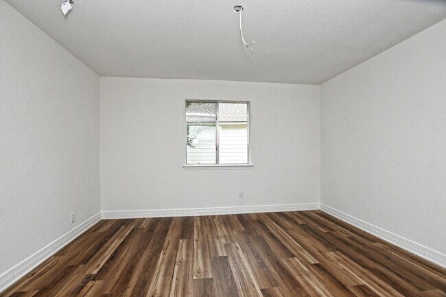 Building Photo - 17607 Klamath Falls Dr