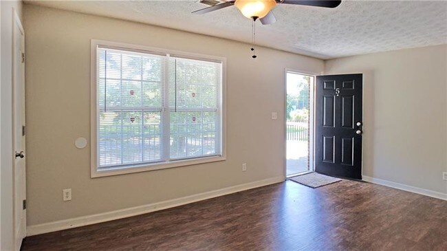 Building Photo - 2885 Center St