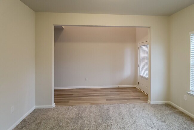 Building Photo - 879 Sara Mdw Rd