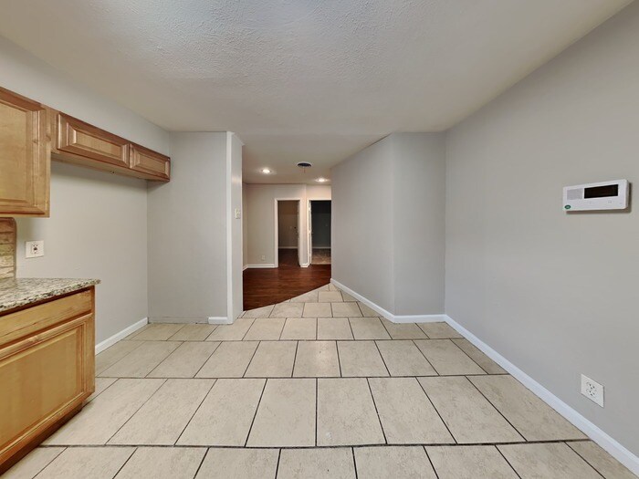Building Photo - 1628 Canterbury Cir