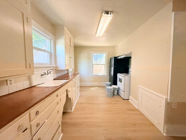 Building Photo - 4630 SW 185th Ave