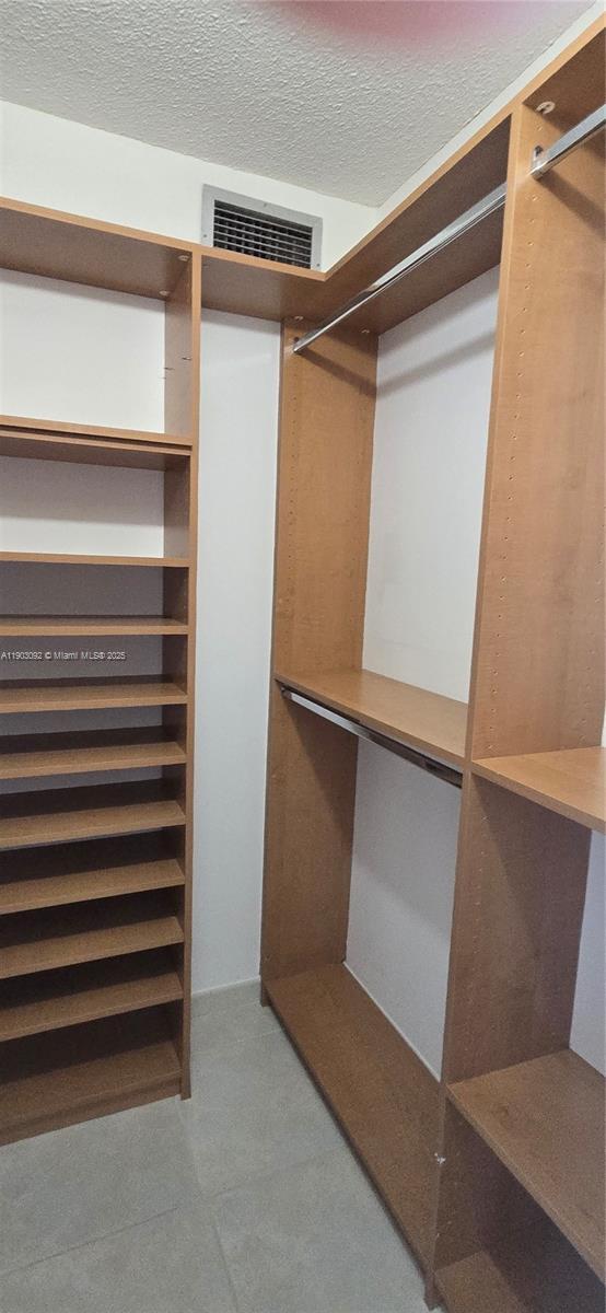 Building Photo - 400 Kings Point Dr