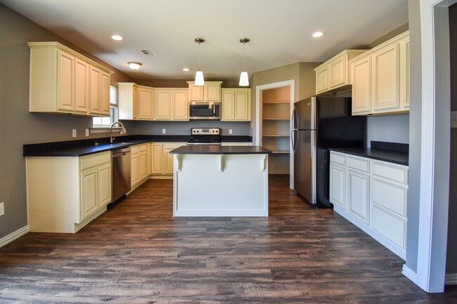 Building Photo - Stunning 3 bedroom, 2 bathroom Home availa...