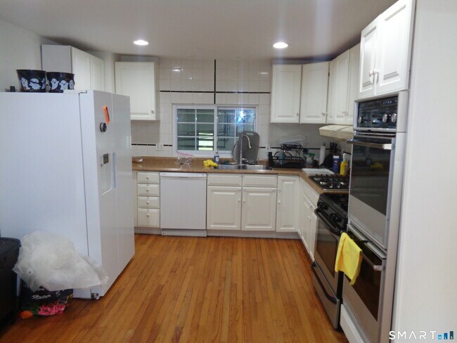 Building Photo - 77 Linden Ave