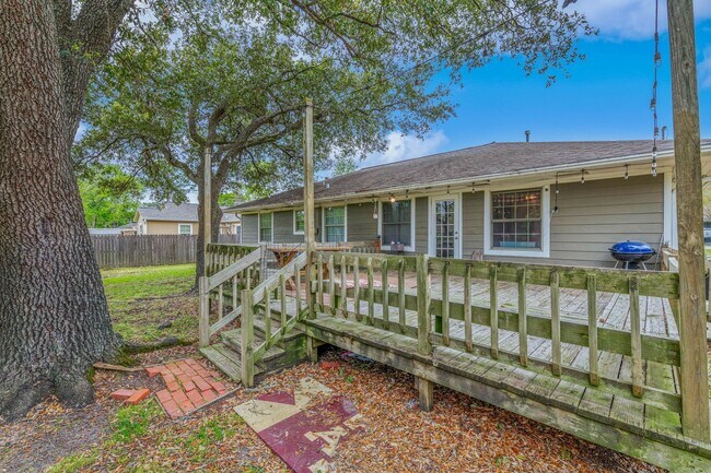 Building Photo - AVAILABLE NOW--- 3 Bed, 1.5 Bath in Eastgate