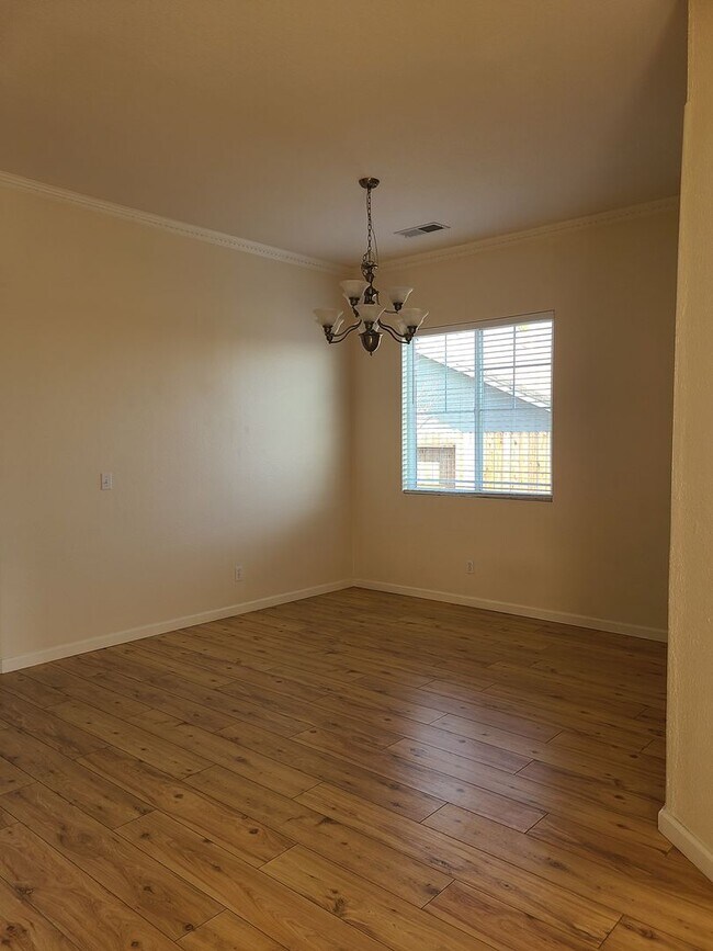 Building Photo - Willow Springs 4 Bdrm, 3 Bath