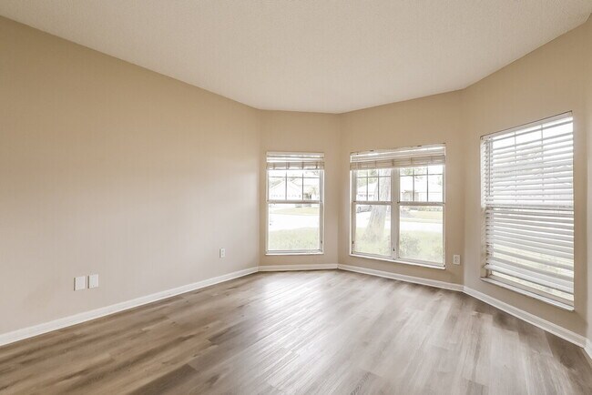 Building Photo - 1912 Windsor Oak Dr