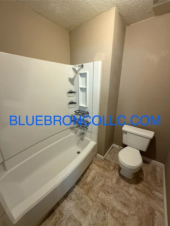 Building Photo - 2 bedroom 1.5 bath with attached garage, G...