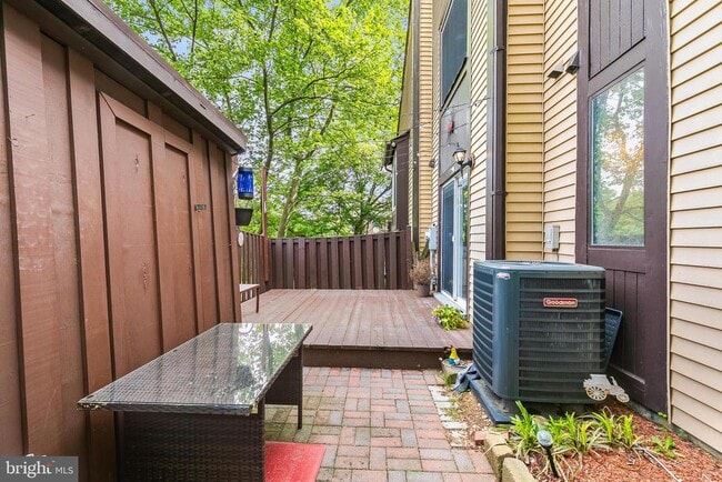 Building Photo - 7329 Split Rail Ln