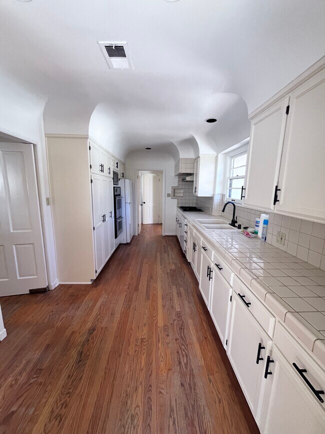 Building Photo - 11563 Hesby St