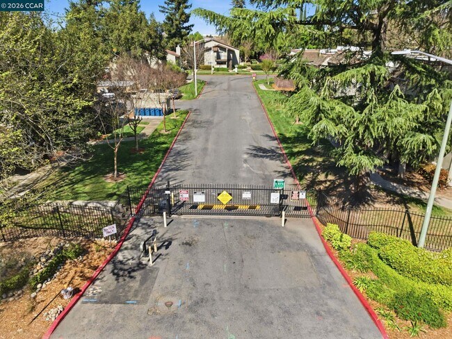 Building Photo - 102 Luna Grande Cir