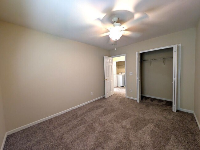 Building Photo - Charming, 2 Story End Unit Townhouse located in the Glenlea Park Community!