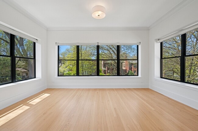 Building Photo - 2755 Eastwood Ave