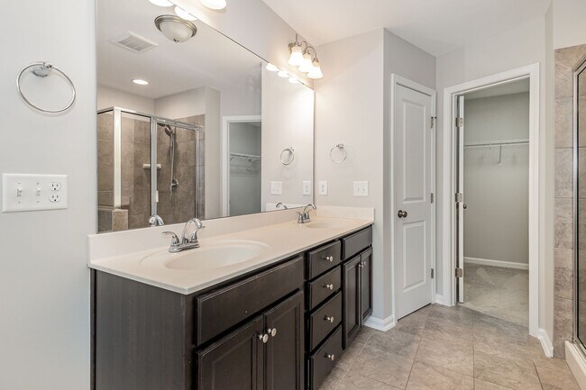 Building Photo - Beautiful 3BR 2.5BA plus a spacious loft! ...