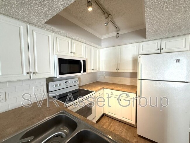 Building Photo - 100 Fairway