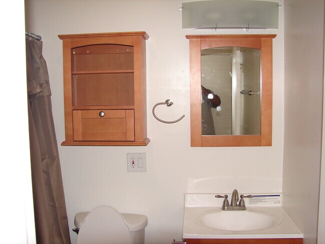 Hall Bathroom - 6302 S Rimpau Blvd
