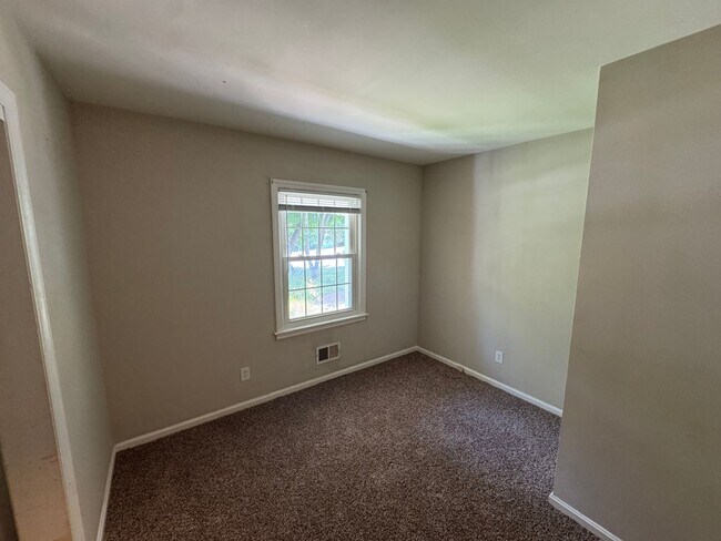 Building Photo - 2047 Overbrook Rd