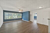Building Photo - Quiet Jefferson Park Apartments – Spacious...