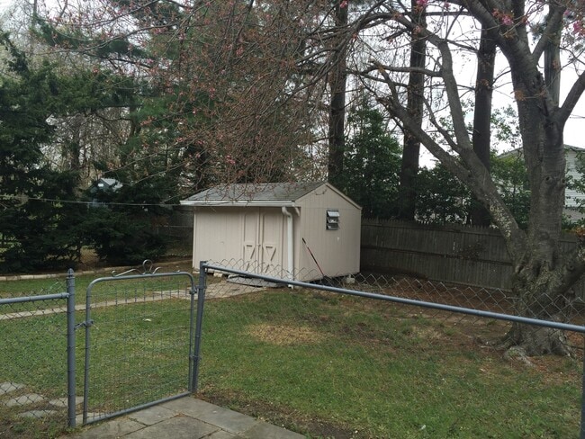Building Photo - 4 BEDROOM, 3 FULL BATH SINGLE FAMILY HOME ...