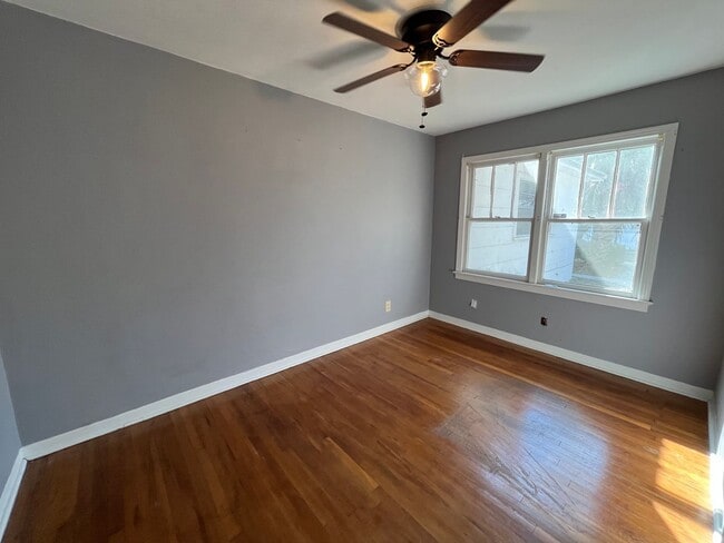 Building Photo - Charming Vintage Home on 3 City Lots near football stadium Live Oak, FL