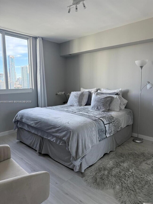 Building Photo - 275 NE 18th St