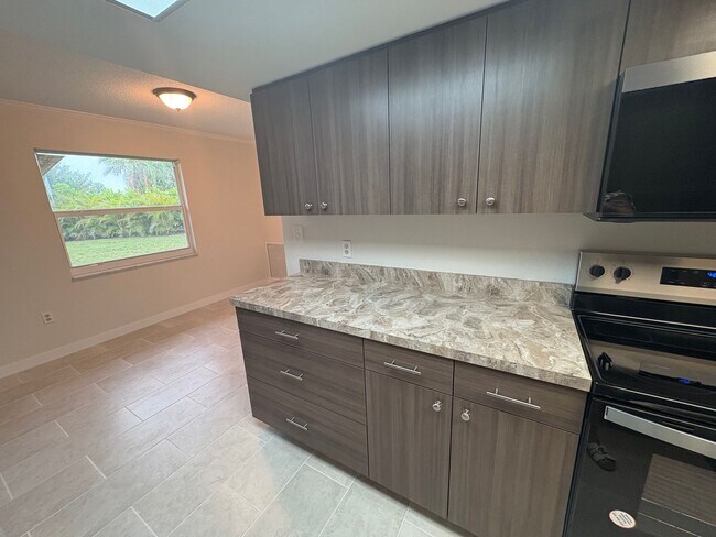 Building Photo - 210 Delido Ct